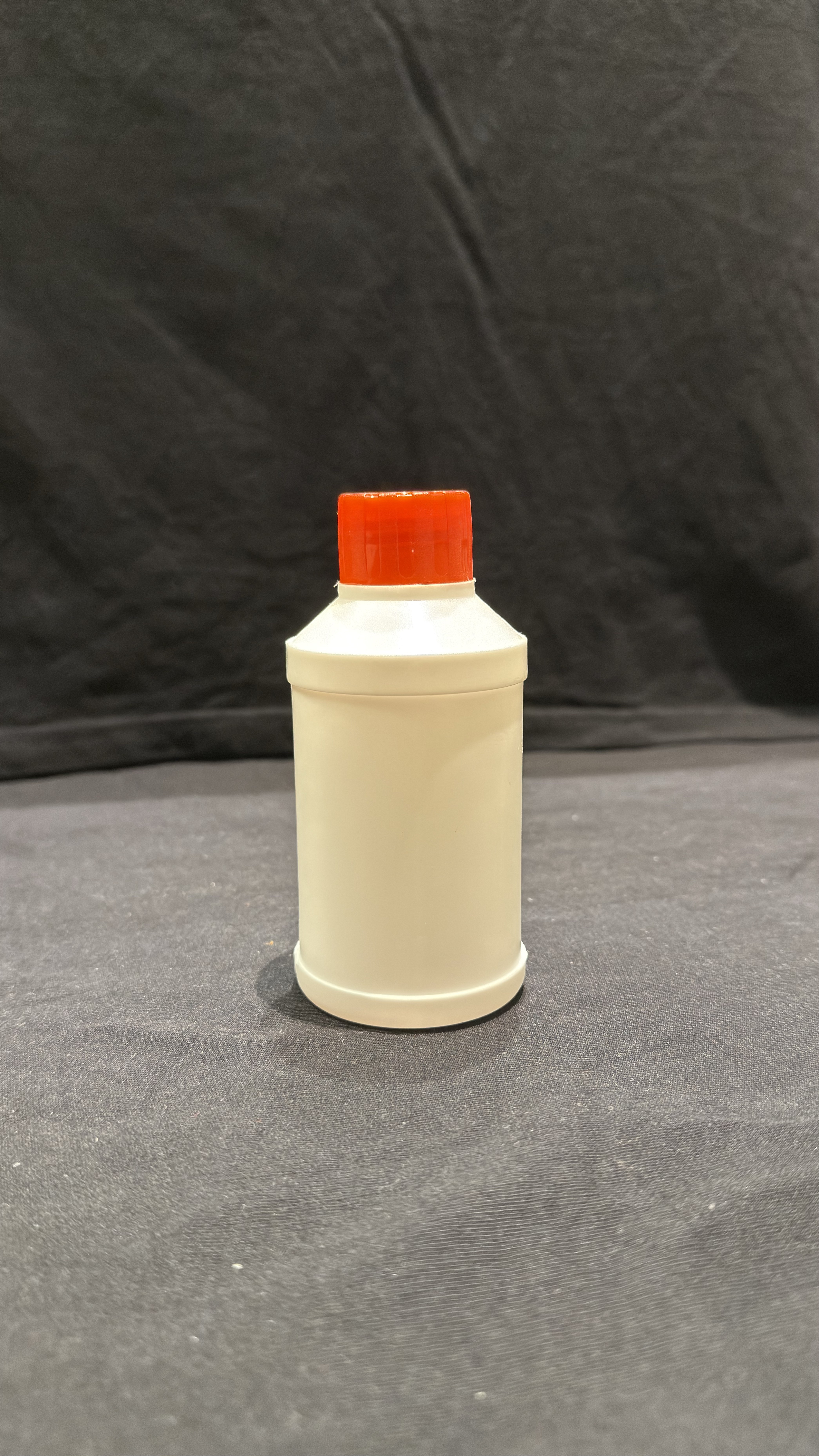 Engineoil can with cap