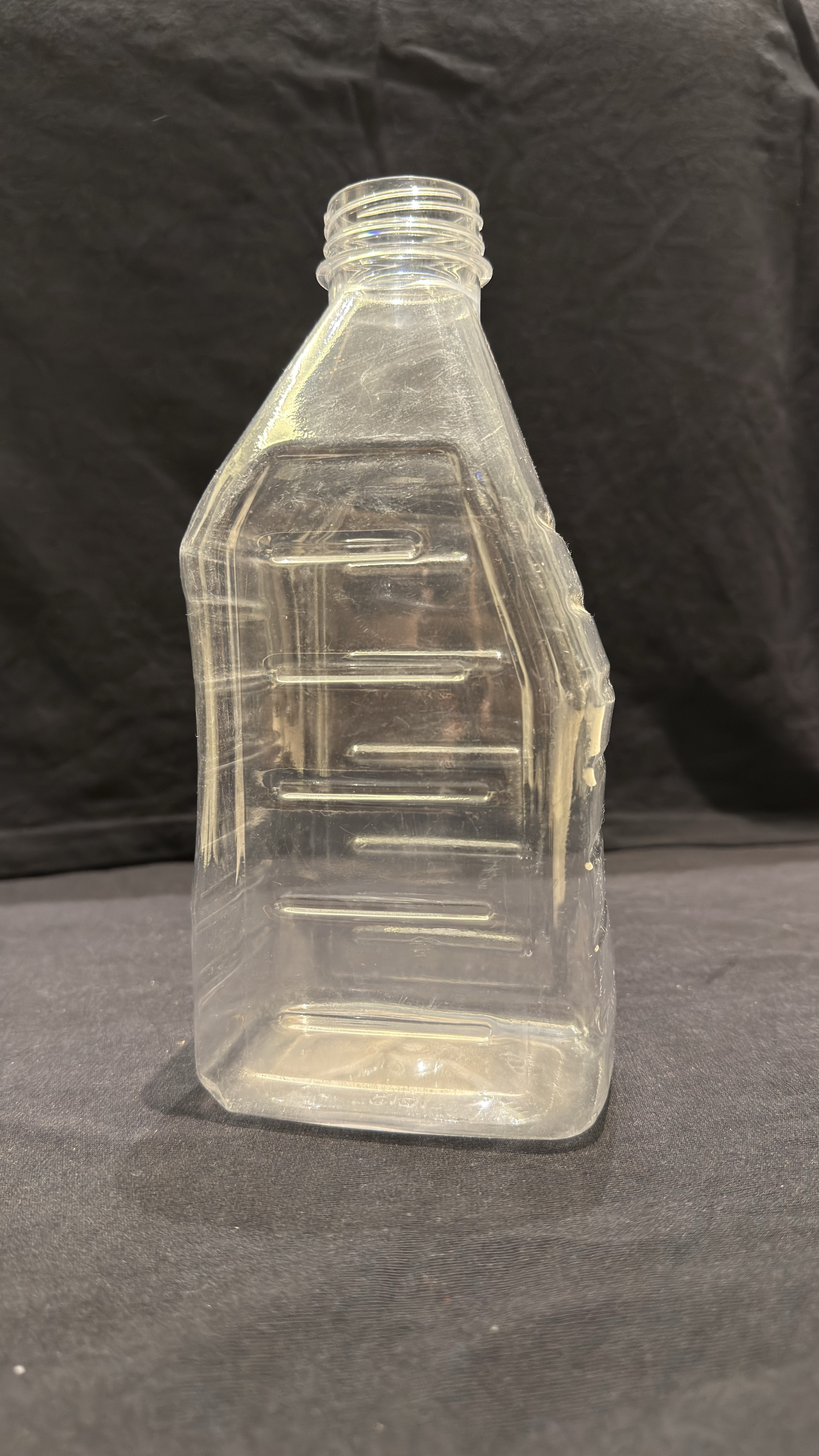 Lubricant can with cap