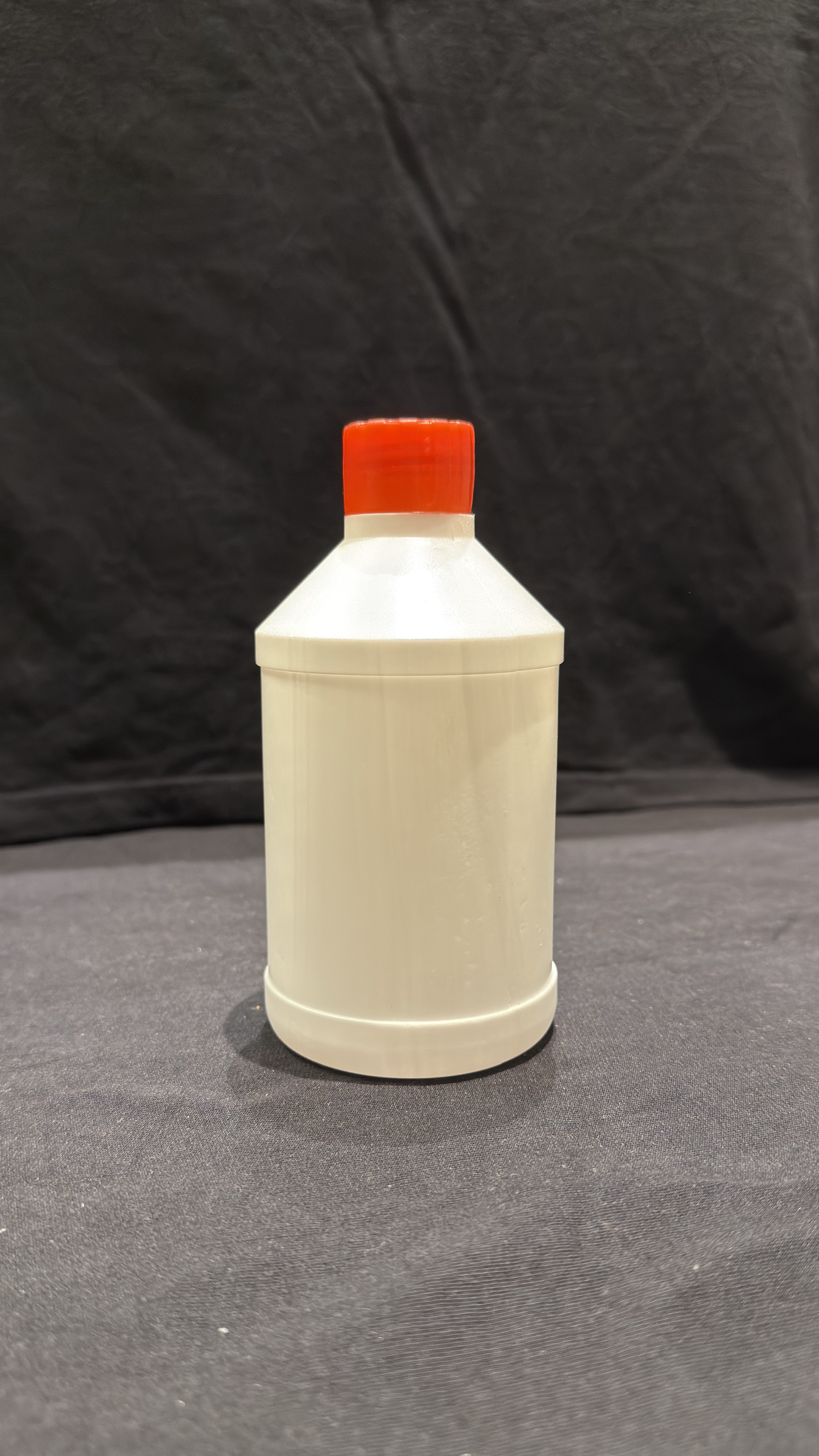 Engineoil can with cap