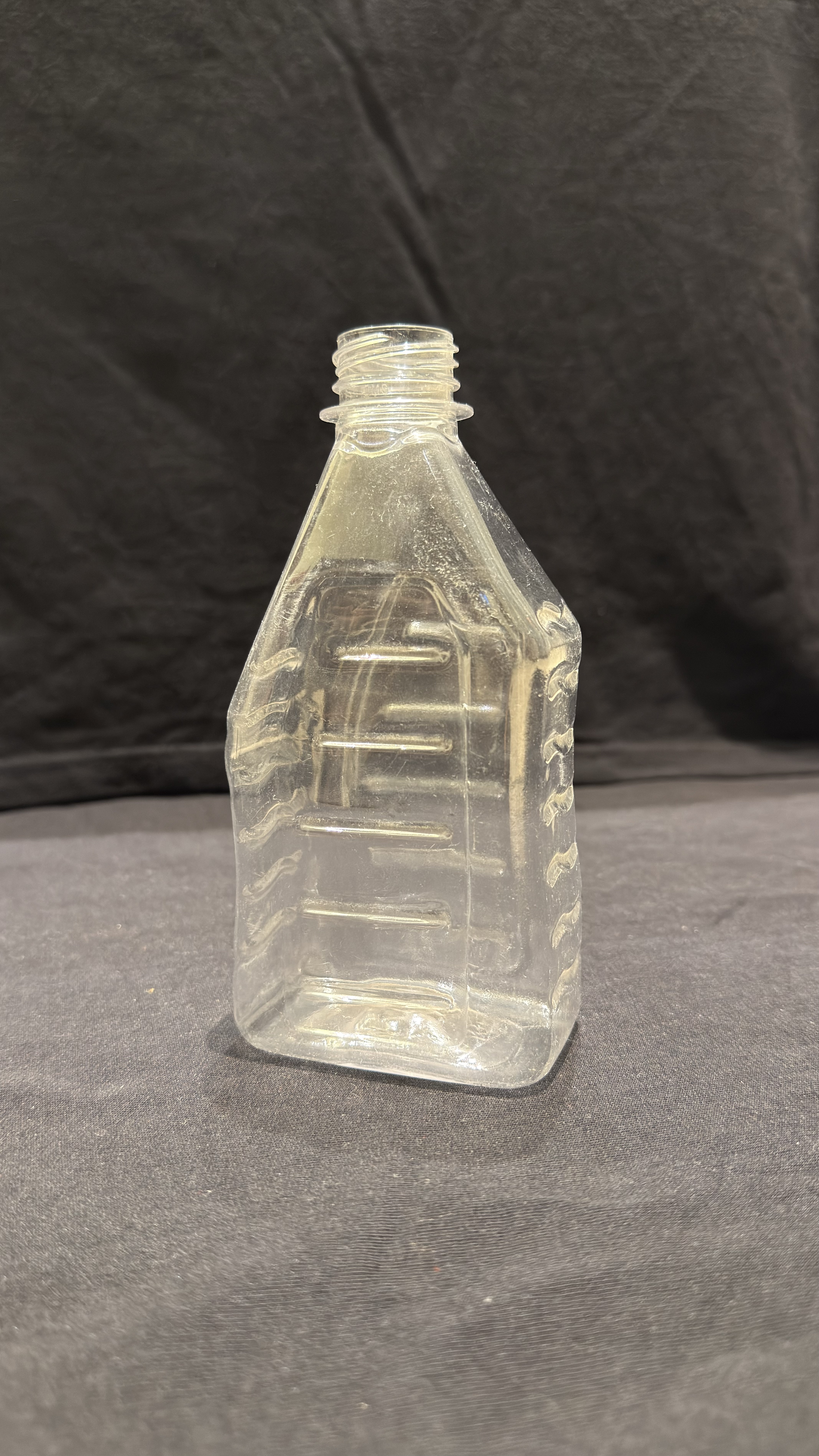 Lubricant can with cap